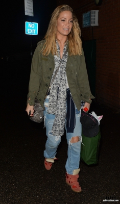 Sarah_leaving_New_Wimbledon_Theatre_03_09_16_282029.JPG