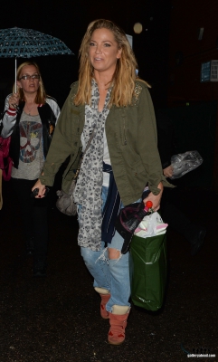 Sarah_leaving_New_Wimbledon_Theatre_03_09_16_282229.JPG