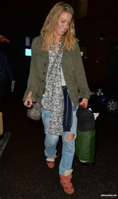 Sarah_leaving_New_Wimbledon_Theatre_03_09_16_282429.JPG