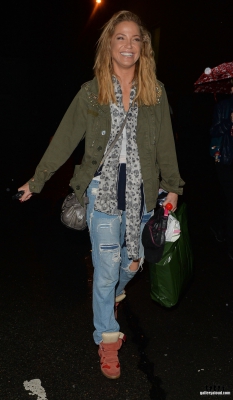 Sarah_leaving_New_Wimbledon_Theatre_03_09_16_283129.JPG