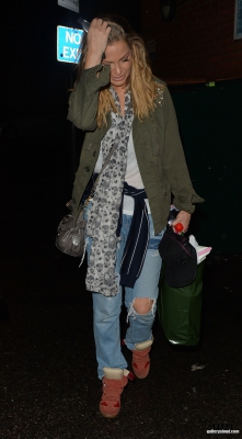 Sarah_leaving_New_Wimbledon_Theatre_03_09_16_283329.JPG