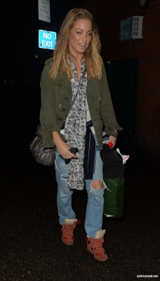 Sarah_leaving_New_Wimbledon_Theatre_03_09_16_283429.JPG