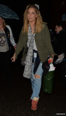 Sarah_leaving_New_Wimbledon_Theatre_03_09_16_283629.JPG