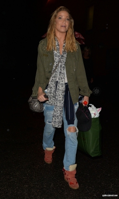 Sarah_leaving_New_Wimbledon_Theatre_03_09_16_284229.JPG