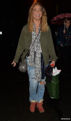 Sarah_leaving_New_Wimbledon_Theatre_03_09_16_284429.JPG