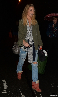 Sarah_leaving_New_Wimbledon_Theatre_03_09_16_284629.JPG