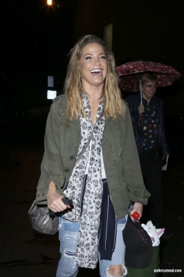 Sarah_leaving_New_Wimbledon_Theatre_03_09_16_284729.jpg