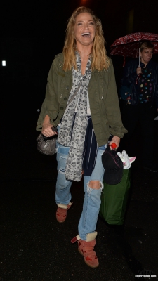 Sarah_leaving_New_Wimbledon_Theatre_03_09_16_28529.jpg