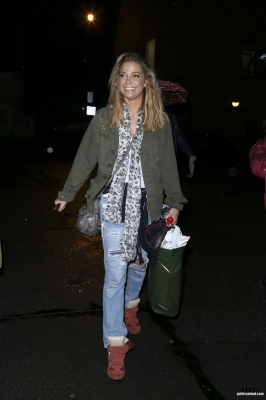 Sarah_leaving_New_Wimbledon_Theatre_03_09_16_285329.jpg