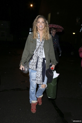 Sarah_leaving_New_Wimbledon_Theatre_03_09_16_285429.jpg
