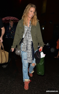 Sarah_leaving_New_Wimbledon_Theatre_03_09_16_286229.jpg