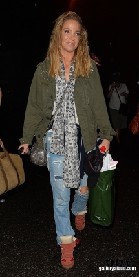 Sarah_leaving_New_Wimbledon_Theatre_03_09_16_286429.jpg