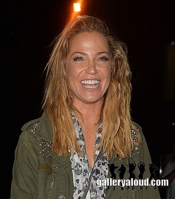 Sarah_leaving_New_Wimbledon_Theatre_03_09_16_286629.jpg
