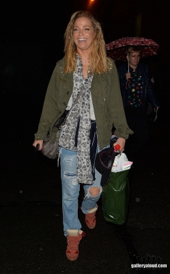 Sarah_leaving_New_Wimbledon_Theatre_03_09_16_286729.jpg