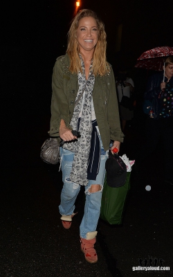 Sarah_leaving_New_Wimbledon_Theatre_03_09_16_287029.jpg