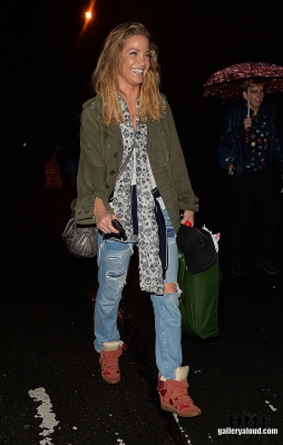 Sarah_leaving_New_Wimbledon_Theatre_03_09_16_287229.jpg