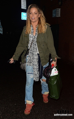 Sarah_leaving_New_Wimbledon_Theatre_03_09_16_287329.jpg