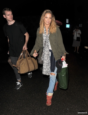 Sarah_leaving_New_Wimbledon_Theatre_03_09_16_287729.jpg