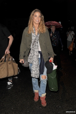 Sarah_leaving_New_Wimbledon_Theatre_03_09_16_288029.jpg