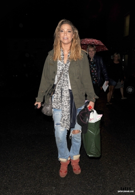 Sarah_leaving_New_Wimbledon_Theatre_03_09_16_288329.jpg