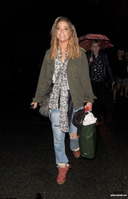 Sarah_leaving_New_Wimbledon_Theatre_03_09_16_288429.jpg