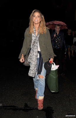 Sarah_leaving_New_Wimbledon_Theatre_03_09_16_288529.jpg