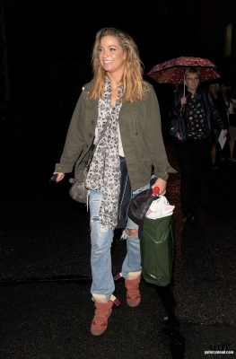 Sarah_leaving_New_Wimbledon_Theatre_03_09_16_288729.jpg