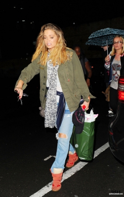 Sarah_leaving_New_Wimbledon_Theatre_03_09_16_289329.jpg