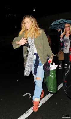 Sarah_leaving_New_Wimbledon_Theatre_03_09_16_289429.jpg