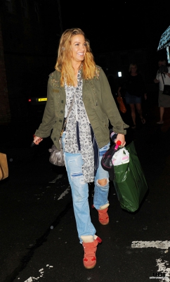 Sarah_leaving_New_Wimbledon_Theatre_03_09_16_289629.jpg