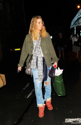Sarah_leaving_New_Wimbledon_Theatre_03_09_16_289729.jpg