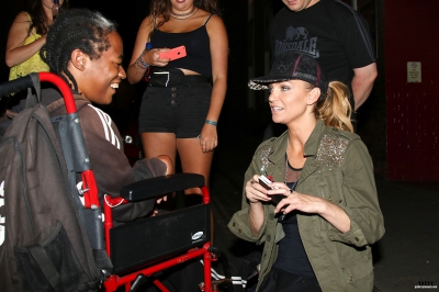 Sarah_outside_Bristol_Hippodrome_14_09_16_281529.jpg