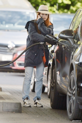 Nicola_out_and_about_in_London_06_10_16_281929.jpg