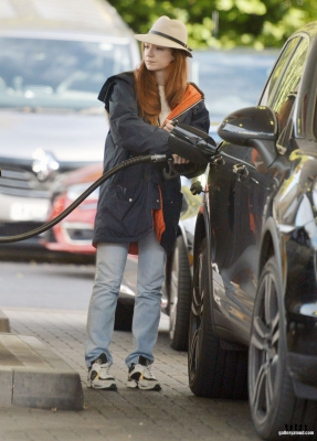 Nicola_out_and_about_in_London_06_10_16_282029.jpg