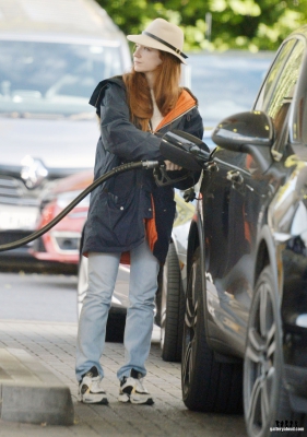 Nicola_out_and_about_in_London_06_10_16_282129.jpg