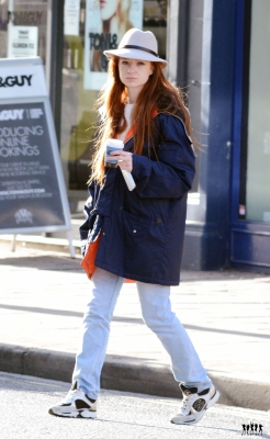 Nicola_out_and_about_in_London_06_10_16_282329.jpg