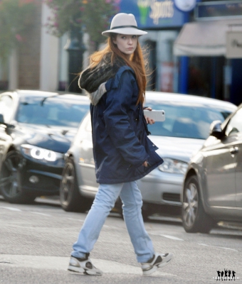 Nicola_out_and_about_in_London_06_10_16_282529.jpg