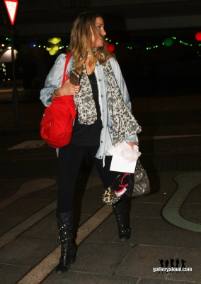 Leaving_the_New_Alexandra_Theatre_in_Birmingham_20_09_16_28429.jpg