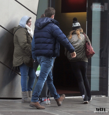 Sarah_arriving_at_the_Bord_Gais_Energy_Theatre_in_Dublin_12_11_16_281429.jpg