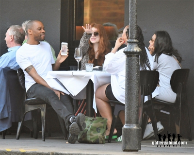 Outside_a_Notting_Hill_restaurant_09_04_17_281529.jpg