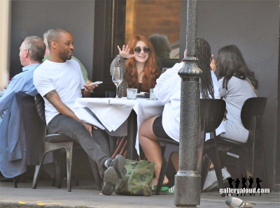 Outside_a_Notting_Hill_restaurant_09_04_17_281729.jpg