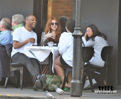 Outside_a_Notting_Hill_restaurant_09_04_17_281829.jpg