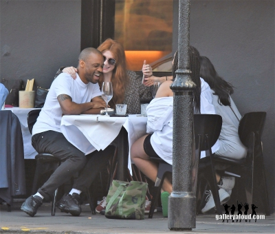 Outside_a_Notting_Hill_restaurant_09_04_17_281929.jpg