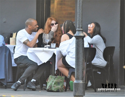 Outside_a_Notting_Hill_restaurant_09_04_17_282229.jpg