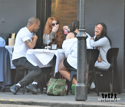 Outside_a_Notting_Hill_restaurant_09_04_17_282329.jpg