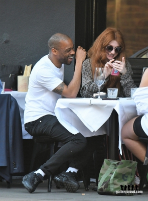 Outside_a_Notting_Hill_restaurant_09_04_17_282529.jpg