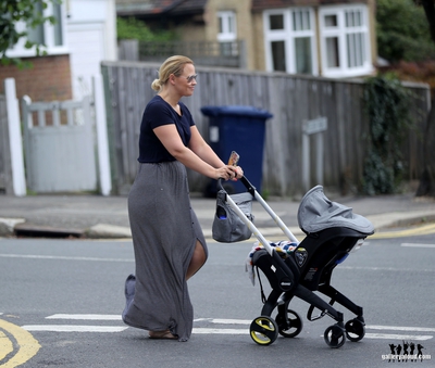 Taking_Baby_Cole_for_a_stroll2C_London_25_07_17_28529.jpg