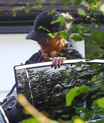 Arriving_at_a_hotel_in_London_31_07_17_28129.jpg