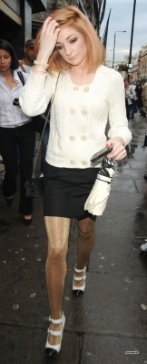 Nicola_Roberts_out_and_about_in_Picadilly_070709_1.jpg