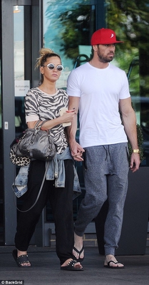 Sarah_Harding_and_Chad_Johnson_put_on_a_show_of_unity_to_leave_hotel_28_08_17_281029.jpg
